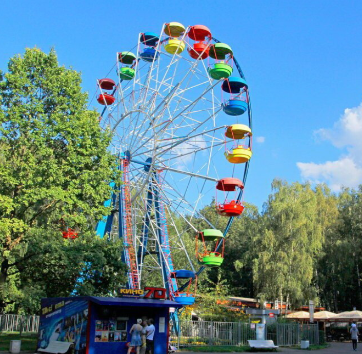 Малое колесо обозрения в Измайловском парке по адресу: Народный просп., 17, корп. 1, стр. 5. Высота колеса - 30 метров;